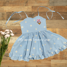 Load image into Gallery viewer, Daisies embroidery chambray
